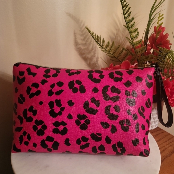 NWOT Betsey Johnson wristlet with cellular Android/Apple compatible power bank. - Picture 3 of 12